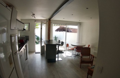 Anatole France Danton Casa | Un piso por cada uno. Casa en el centro. 3 cuartos, 3 banos, 4WC, Patio, plancha