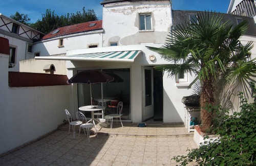 Anatole France Danton Casa | Un piso por cada uno. Casa en el centro. 3 cuartos, 3 banos, 4WC, Patio, plancha