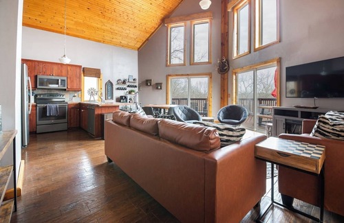 Ozark Casa | A-Frame, Bin-zebo & Gas Firepit, Walk to Finley