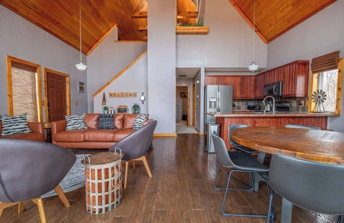 Ozark Casa | A-Frame, Bin-zebo & Gas Firepit, Walk to Finley