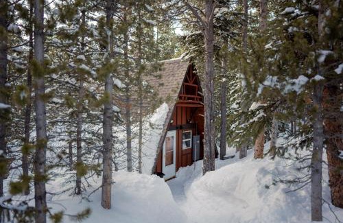 Saint Mary's Casa | A-Frame Cabin - Mountain Views, Deck, Pet Friendly