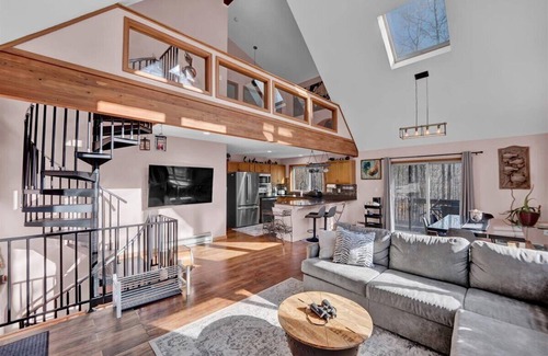 Gouldsboro Chalet De Esquí | A-Frame Chalet - Mountain modern in Big Bass Lake with pool!