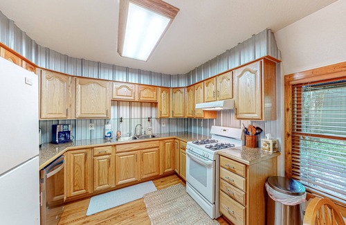 Sky Valley Casa | A-frame home in Swanton with firepit, private hot tub, & deck