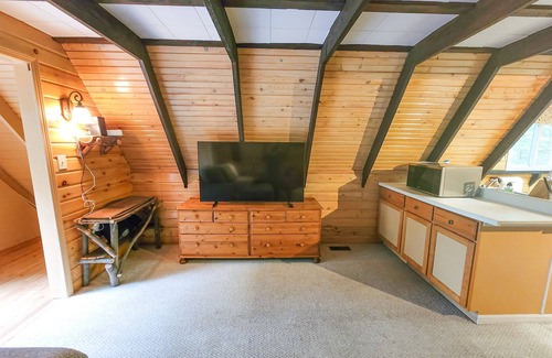 Sears Cabina | A-Frame | Hot Tub, Fireplace, River, Kayaks &Tubes