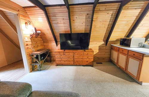 Sears Cabina | A-Frame | Hot Tub, Fireplace, River, Kayaks &Tubes