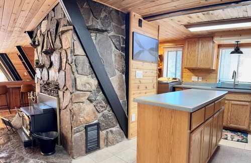 Whispering Pines Cabina | A-Frame On The Rocks. Hot Tub. Payson. Waterwheel.