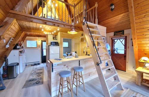 Luther Cabina | A-Frame Secluded Riverfront Outdoor shower