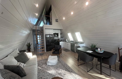 Garvin County Cabina | A-Frames at Harmony Hills, Exotic Animal Jeep Tours, Hot Tub, 320 Acre Ranch