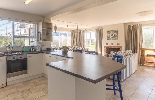 Cape Saint Francis Casa | A fresh, beachy and elevated home