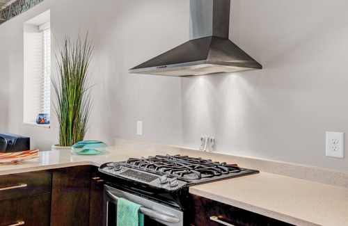 Downtown Greensboro Condominio | A Friendly Staycation - Downtown Condo Close to City Amenities