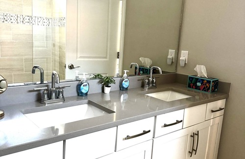Venice Casa | A fully furnished sun filled new home built in 2022 perfect beach retreat.