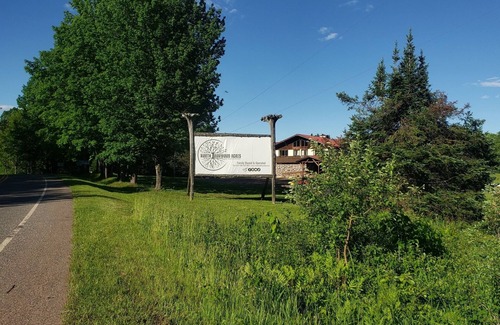Ironwood Apartamento | A fun fishing themed private guestroom for up to 5 inside the Lodge at North Ironwood Acres resort. TWO bathrooms! DOG FRIENDLY!!.