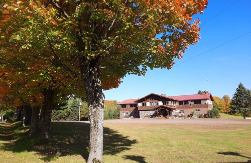 Ironwood Apartamento | A fun fishing themed private guestroom for up to 5 inside the Lodge at North Ironwood Acres resort. TWO bathrooms! DOG FRIENDLY!!.
