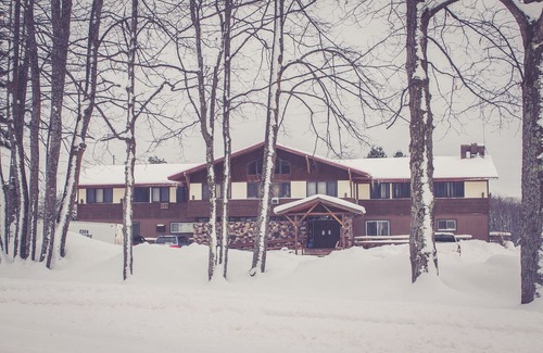 Ironwood Apartamento | A fun fishing themed private guestroom for up to 5 inside the Lodge at North Ironwood Acres resort. TWO bathrooms! DOG FRIENDLY!!.