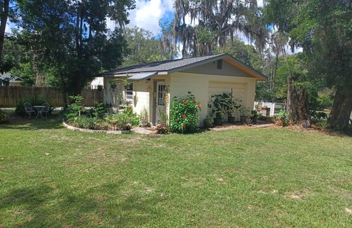 Fort King District Cabaña | A GARDEN COTTAGE in the City !