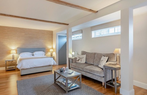 Chelmondiston Cabaña | 1 bedroom accommodation in Chelmondiston, near Ipswich