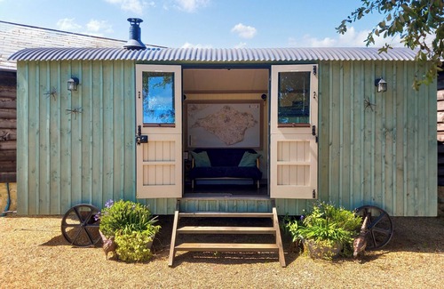 Ventnor Cabaña | A gorgeous Shepherd’s Hut with stunning views, hot tub and indoor pool.