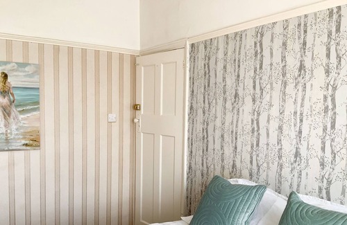 Heston Central Casa | Shenley House Is a 4 bedroom in Hounslow. Driveway for 3 car and 10 minutes drive to Heathrow Air...