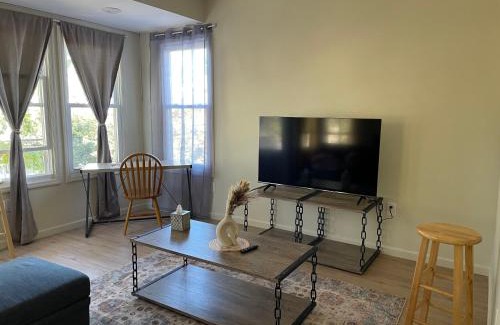 Newark Apartamento | A Great Day in Newark - Elite 3 BR Sunny Retreat