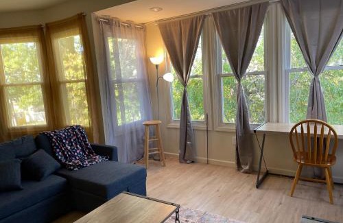 Newark Apartamento | A Great Day in Newark - Elite 3 BR Sunny Retreat