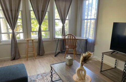 Newark Apartamento | A Great Day in Newark - Elite 3 BR Sunny Retreat