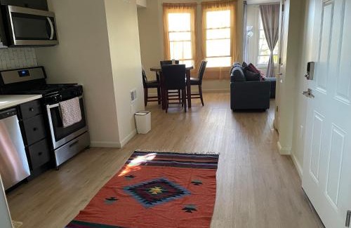 Newark Apartamento | A Great Day in Newark - Elite 3 BR Sunny Retreat