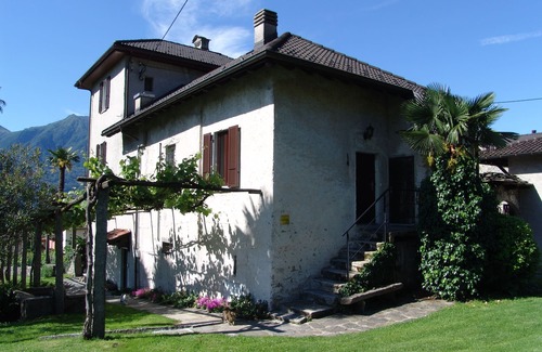 Tenero-Contra Casa | Un oasis verde en medio de la popular localidad de Tenero en el lago Maggiore.