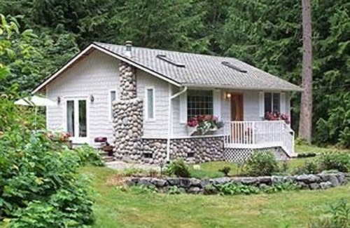 Port Angeles Cabaña | A Hidden Haven & Water Garden Cottages