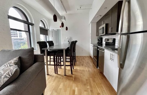 Old Market Apartamento | A historic 1,000 square foot loft in the heart of the Old Market with Howard Street view