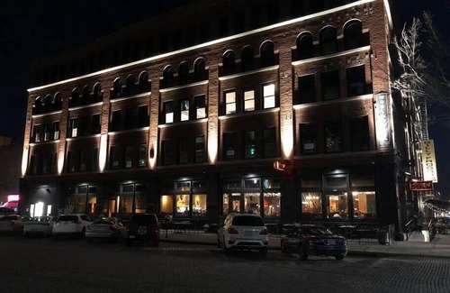 Old Market Apartamento | A historic 1,000 square foot loft in the heart of the Old Market with Howard Street view