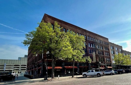 Old Market Apartamento | A historic 700 square foot Atrium loft in the heart of the Old Market