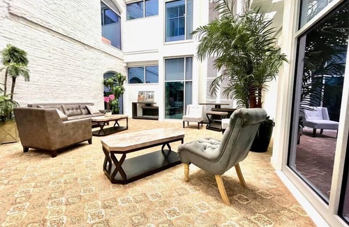 Old Market Apartamento | A historic 900 square foot Atrium loft in the heart of the Old Market