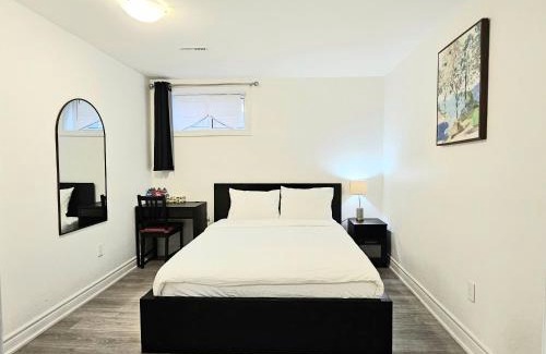 Pleasant View Casa | A Home Away-Deluxe Guest Room in Toronto