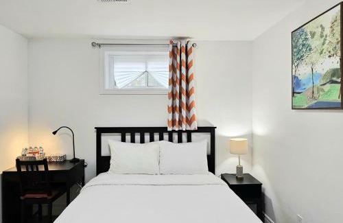 Pleasant View Casa | A Home Away-Deluxe Guest Room in Toronto
