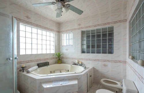 West Gate Hills Casa | A home fit for a King.