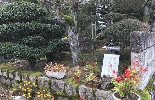 Uozu Casa | Una casa con jardín rural.