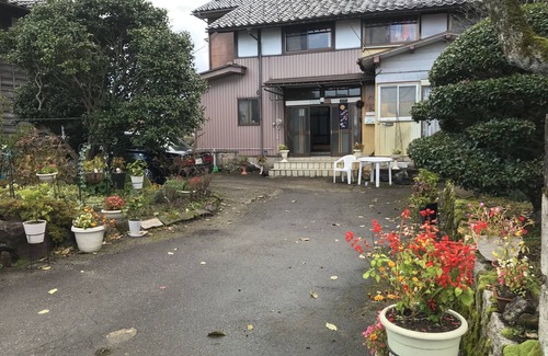 Uozu Casa | Una casa con jardín rural.