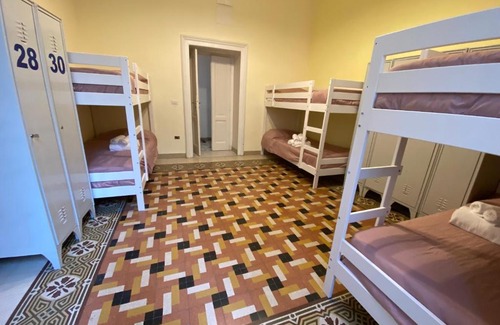 Naples City Centre Hostal | A I R H1o