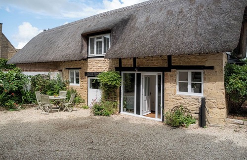 Cheltenham Cabaña | A immaculate thatched cottage a stone's throw from Cheltenham's racecourse.