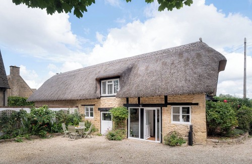 Cheltenham Cabaña | A immaculate thatched cottage a stone's throw from Cheltenham's racecourse.