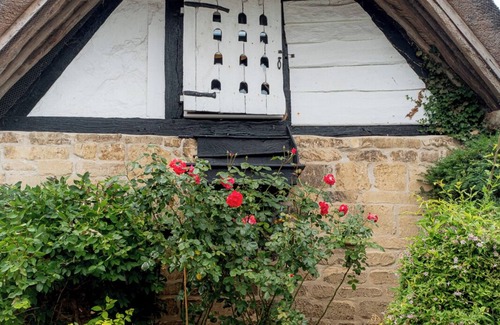 Cheltenham Cabaña | A immaculate thatched cottage a stone's throw from Cheltenham's racecourse.