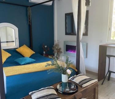 Cuges-les-Pins Cama Y Desayuno | A l'Orée des pins - Gite et spa de 30 m2- Home Cinéma et massage en sup