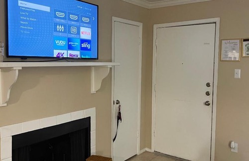 Astrodome Apartamento | A Laid Back 2 BR 2 BT Patio Near NRG Arena Theatre Medical Center Rental Car Available