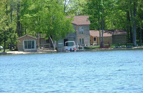 Traverse City Cabaña | Una delicia Lakeside w / playa privada en Traverse City