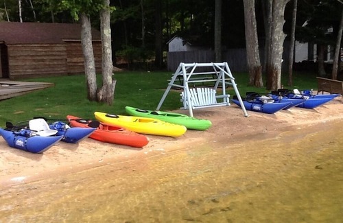 Traverse City Cabaña | Una delicia Lakeside w / playa privada en Traverse City