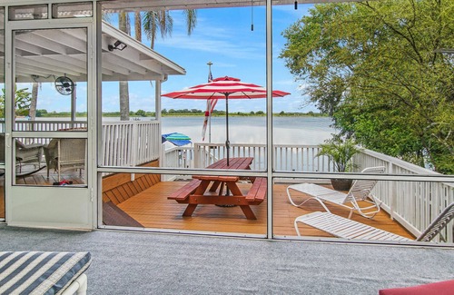 Lake Alfred Casa | A lakeside sunset delight near Disney, Universal, Sea World, Busch, LegoLand