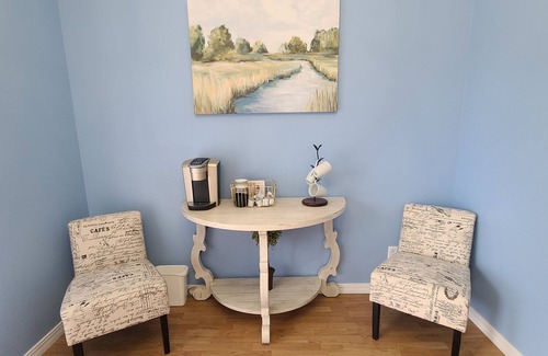 Pomona Casa | A large country home with scenic views of a working cattle farm & rural locale.