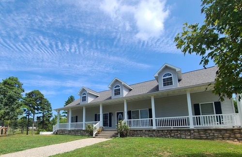 Pomona Casa | A large country home with scenic views of a working cattle farm & rural locale.