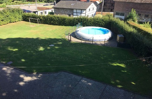 Coo Casa | Espaciosa casa de vacaciones con piscina inflable en Ardenas