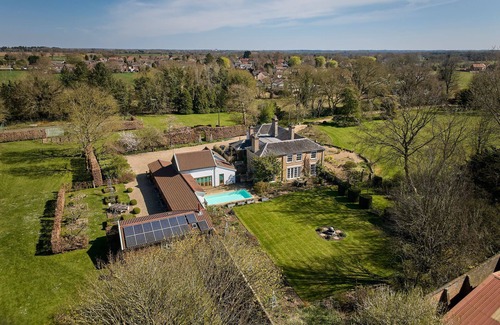 Great Hockham Cabaña | A partir de £ 29. 50 por persona y día. Joya aislada de la casa de campo con piscina climatizada, cancha de tenis y sala de juegos